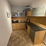Διαμέρισμα Lovely 2-bedroom Serviced With