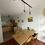 Lovely 2-bedroom Serviced With Διαμέρισμα