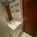 Διαμέρισμα Lovely 2-bedroom Serviced With *
