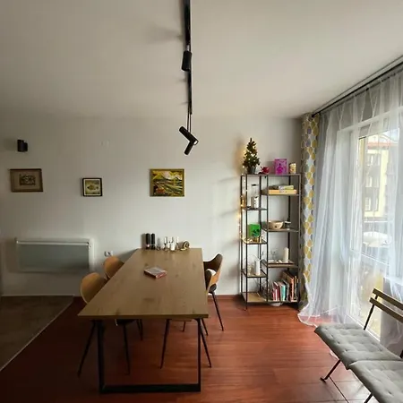 Lovely 2-bedroom Serviced With *