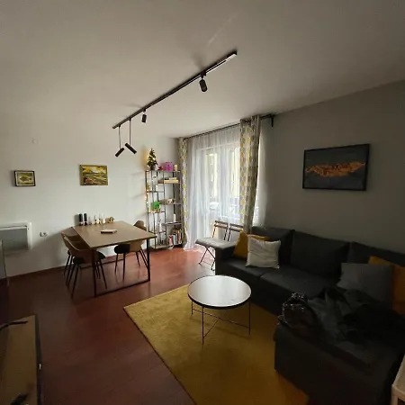 Lovely 2-bedroom Serviced With *