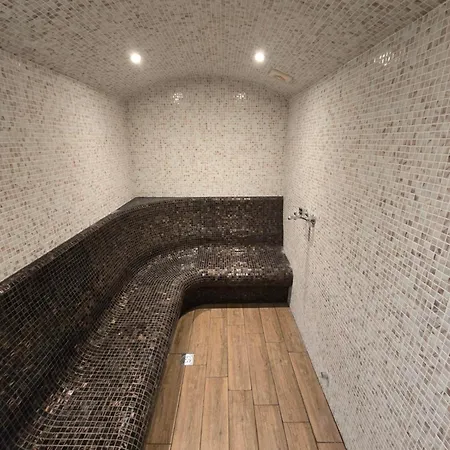 Lovely 2-bedroom Serviced With * バンスコ